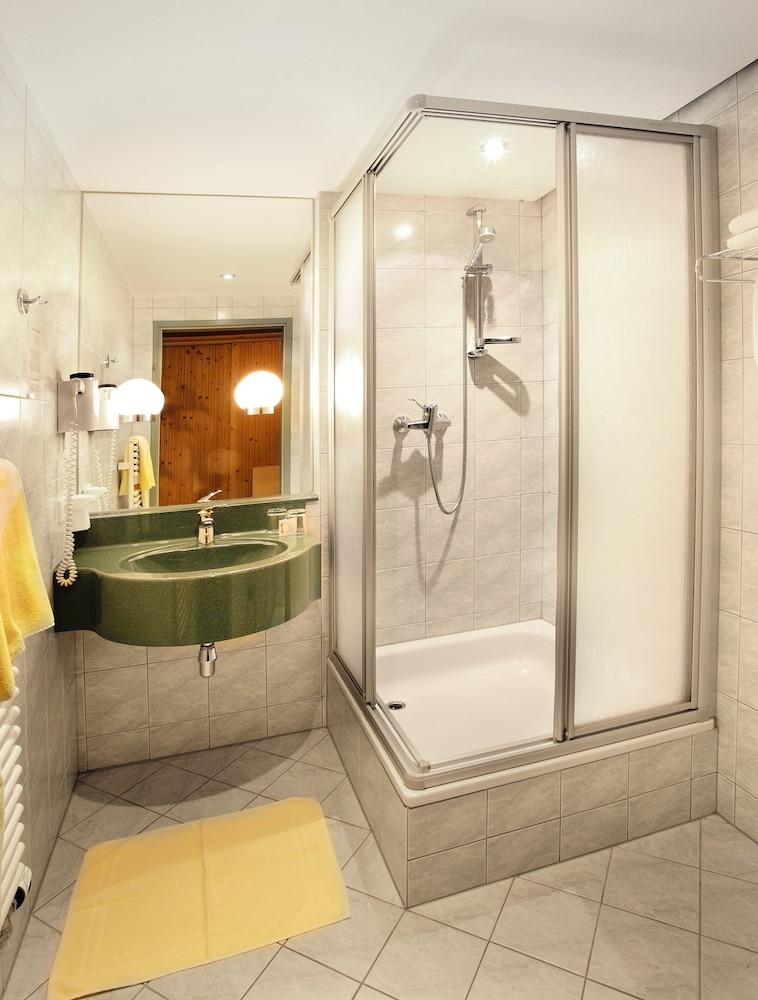 Schuetz Hotel Обертауерн Екстериор снимка