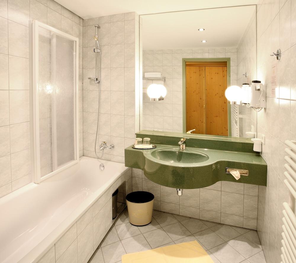 Schuetz Hotel Обертауерн Екстериор снимка